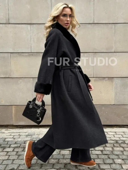 Женское демисезонное шерстяное пальто-халат с отделкой из меха норки - фото 0