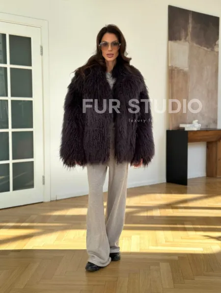 Полушубок из меха ламы в цвете графит - фото 9