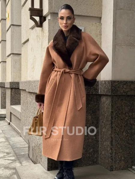 Длинное демисезонное пальто с отделкой из меха норки - фото 0