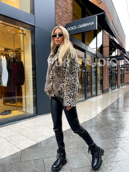 Короткая шуба под леопард из экомеха - фото 2