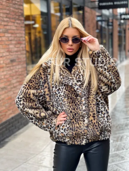 Короткая шуба под леопард из экомеха - фото 0