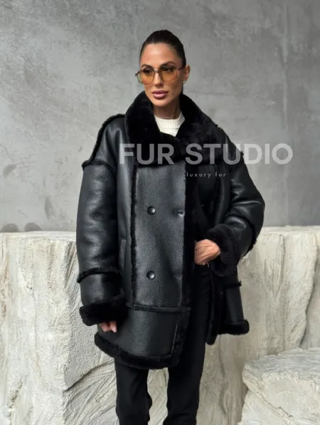 Черная современная дубленка - фото 11