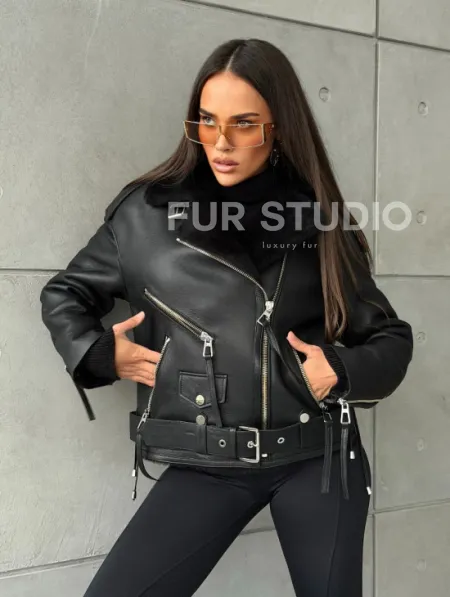 Черная короткая дубленка авиатор - фото 14