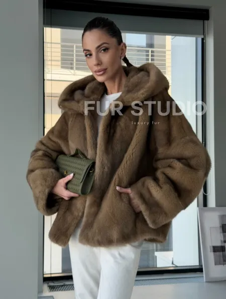 Женский норковый полушубок с капюшоном - фото 11
