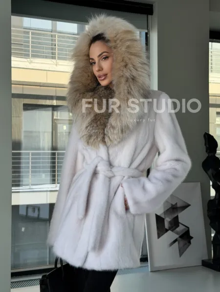 Белая шуба с капюшоном из рыси - фото 12