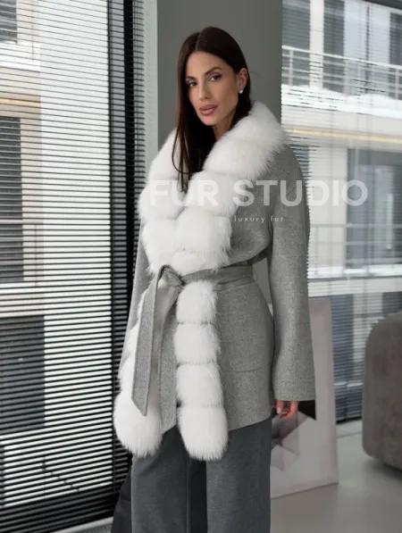 Серое пальто с меховым воротником - фото 16