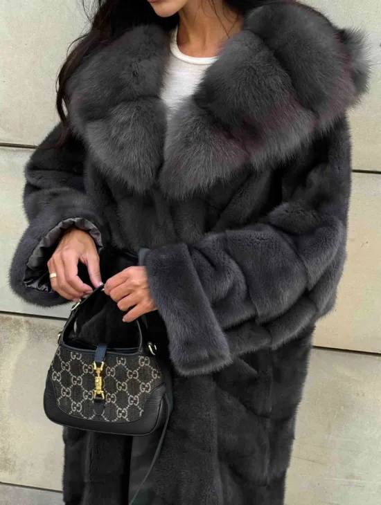 Длинная норковая шуба с капюшоном из меха куницы - цвет графит - фото 3