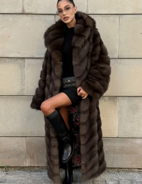Удлиненная шуба из меха куницы с капюшоном - фото 9
