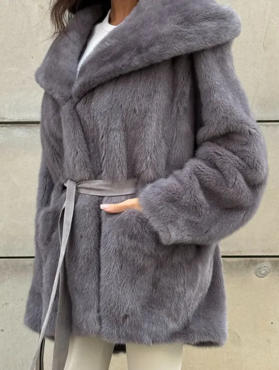 Шуба Летучая мышь из меха норки в технологии роспуск с капюшоном - цвет дымчато-серый - фото 1