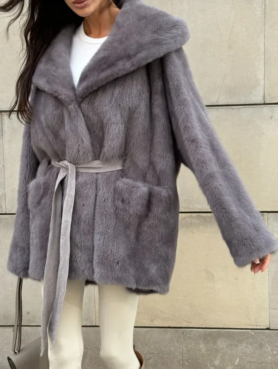Шуба Летучая мышь из меха норки в технологии роспуск с капюшоном - цвет дымчато-серый - фото 3