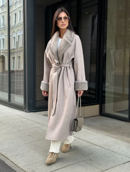 Женское демисезонное пальто с отделкой из меха норки - фото 0