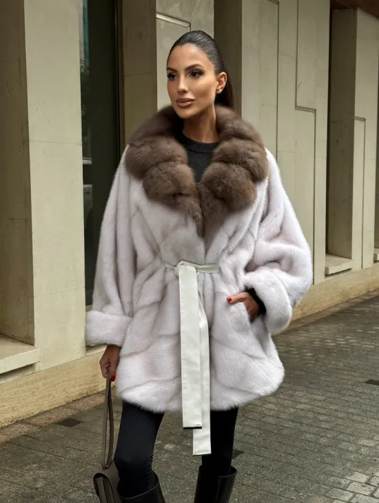 Шуба Oversize из норки с потайным поясом и английским воротником из меха куницы - фото 0