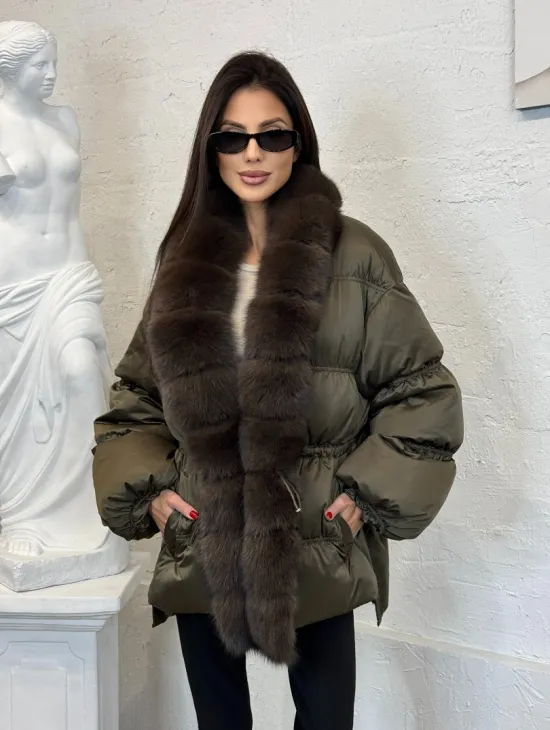 Женский стеганный пуховик на гусином пуху с отделкой из меха песца - фото 9