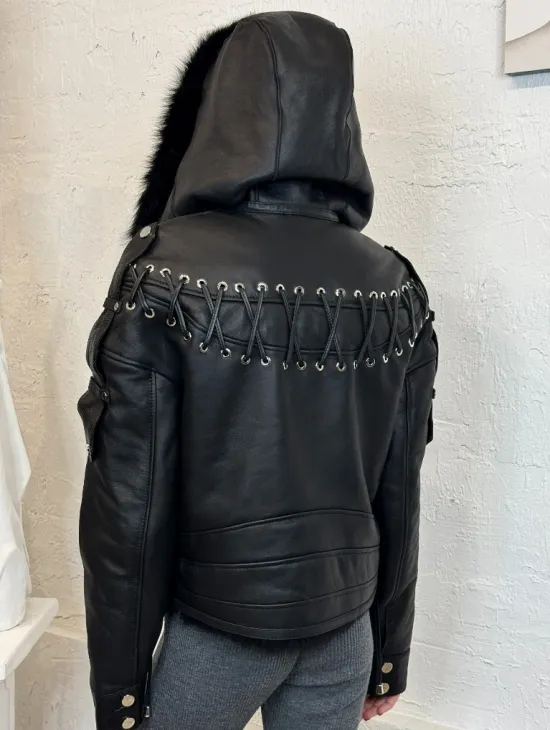 Короткая женская куртка - дубленка из натуральной кожи и мехом тосканы внутри, капюшон - фото 7