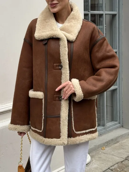 Современная коричневая дубленка из меха кёрли «Casual style» - фото 8