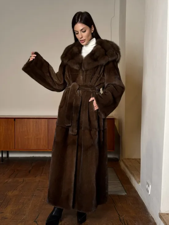 Длинная норковая шуба прямого кроя с меховым поясом и капюшоном из меха куницы - фото 9