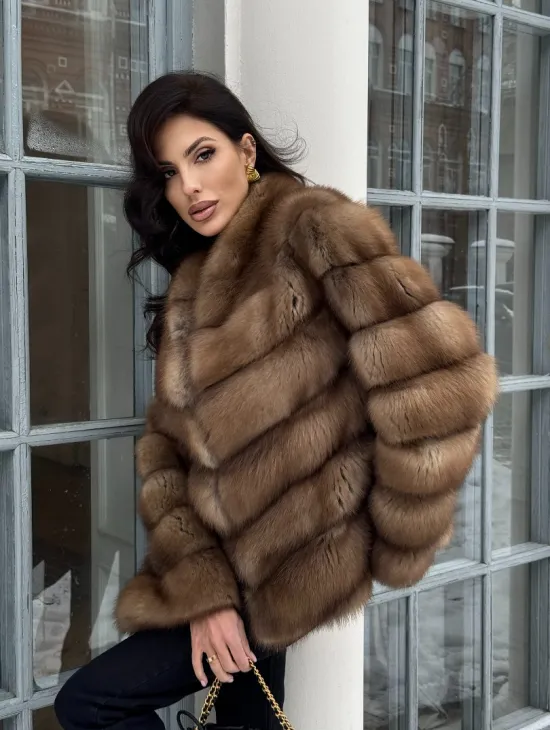 Шуба из меха куницы с V-образным воротником - фото 11