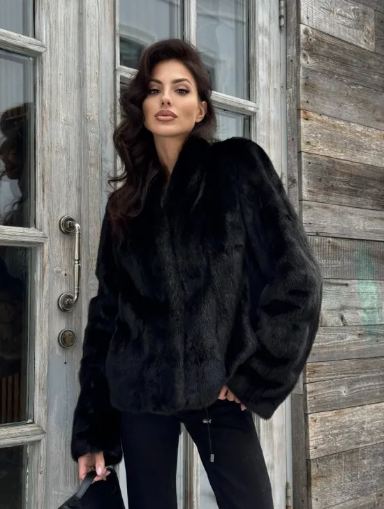 Черный короткий меховой жакет - полушубок с V-образным воротником - фото 0