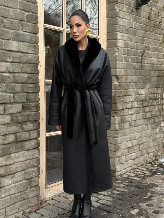 Двусторонняя модная дублёнка на запах из меха мериноса - фото 8