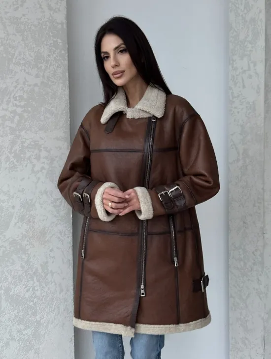 Удлиненная дубленка авиатор в коричневом цвете - винтажный стиль - фото 4