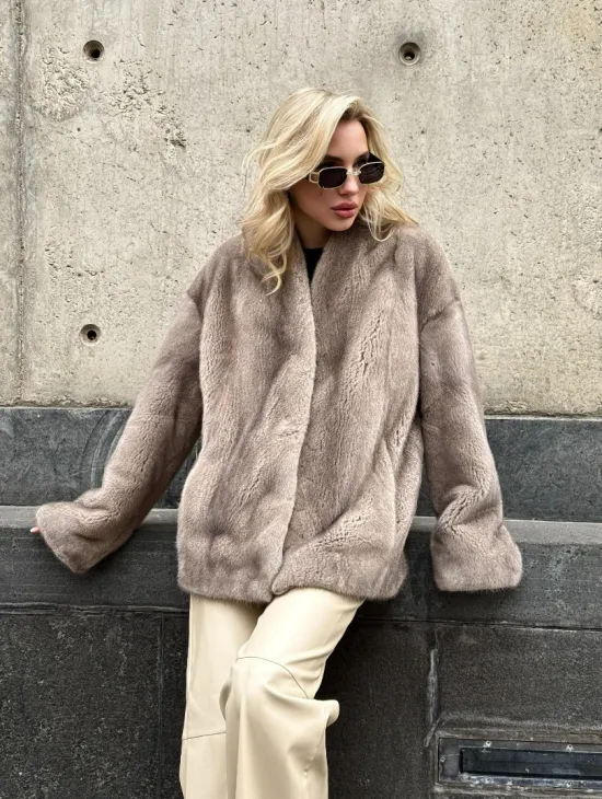 Женское короткое полупальто из меха норки с V-образным воротником - фото 9