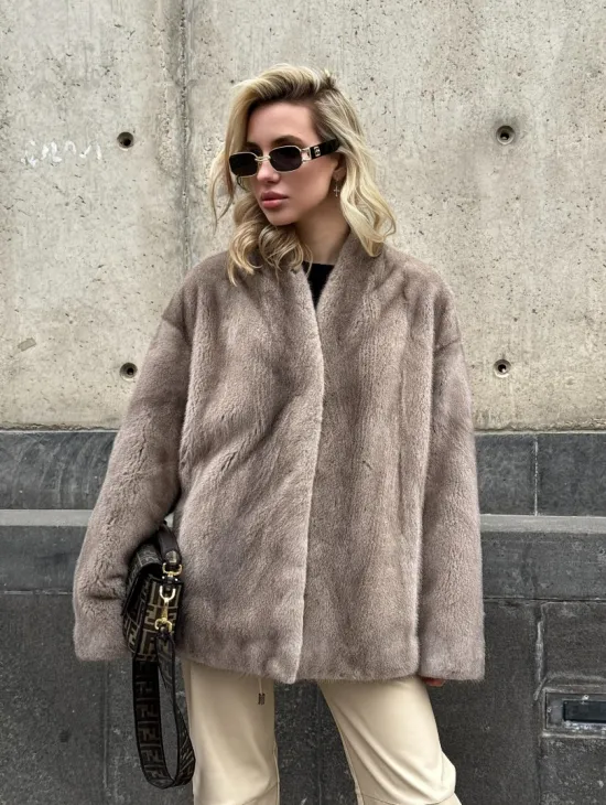 Женское короткое полупальто из меха норки с V-образным воротником - фото 8