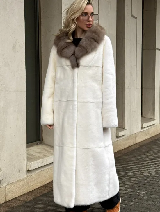 Длинная белая норковая шуба с воротником из меха куницы - фото 3