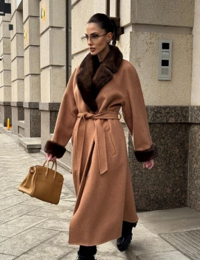 Длинное демисезонное пальто с отделкой из меха норки - фото 8