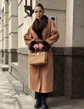 Длинное демисезонное пальто с отделкой из меха норки - фото 10