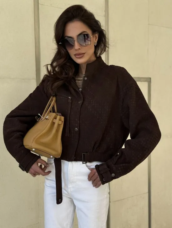Кроп - бомбер из плетеной замшевой кожи в цвете шоколад - фото 0