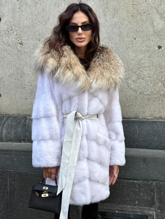 Белая норковая шуба средней длины с капюшоном из рыси - фото 4