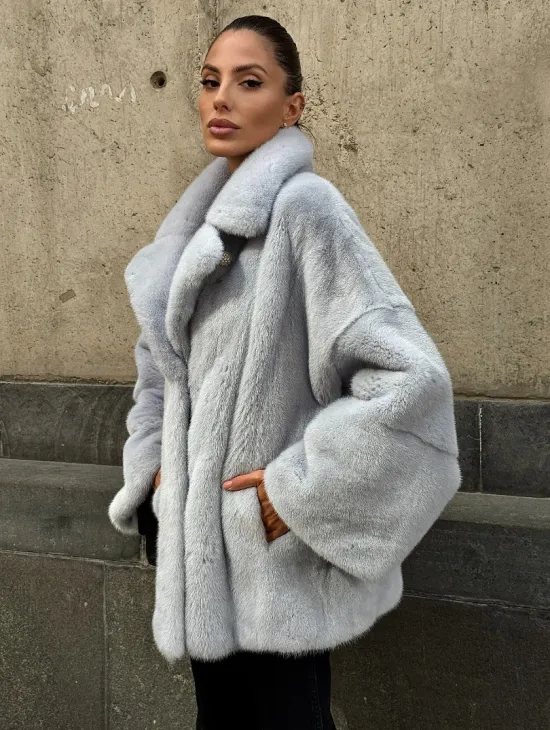 Элегантный полушубок из скандинавской норки небесно-голубого оттенка - фото 5
