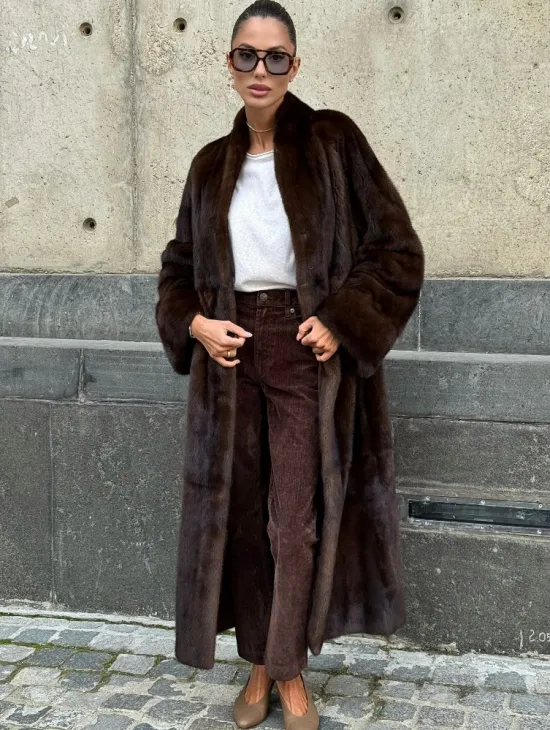 Эффектная норковая шуба цвета 
