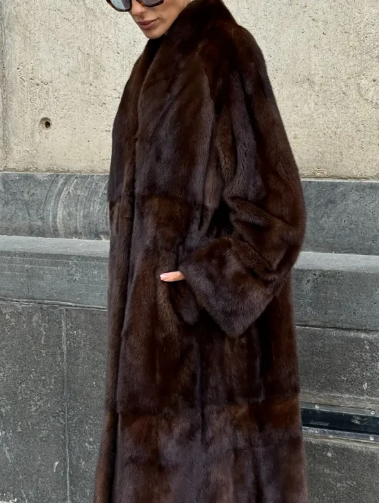 Эффектная норковая шуба цвета 