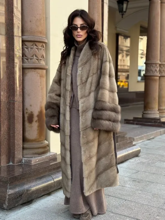 Шуба норковая пастель прямого кроя с отделкой на рукавах из меха куницы - фото 7