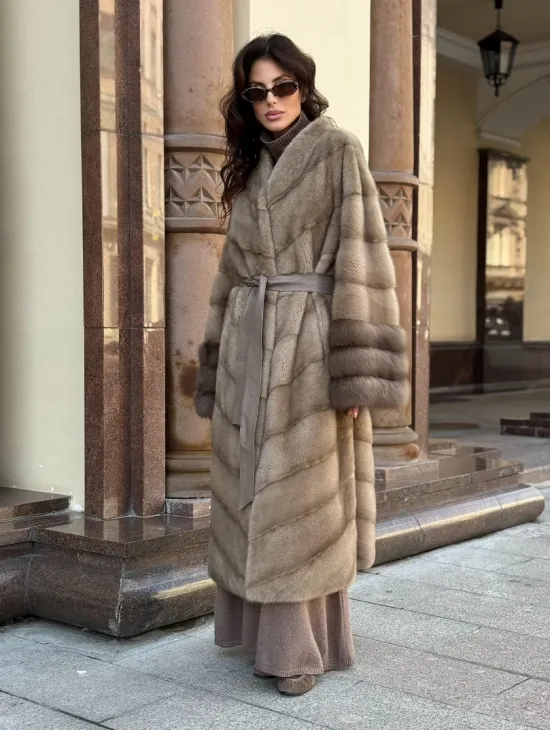 Шуба норковая пастель прямого кроя с отделкой на рукавах из меха куницы - фото 9