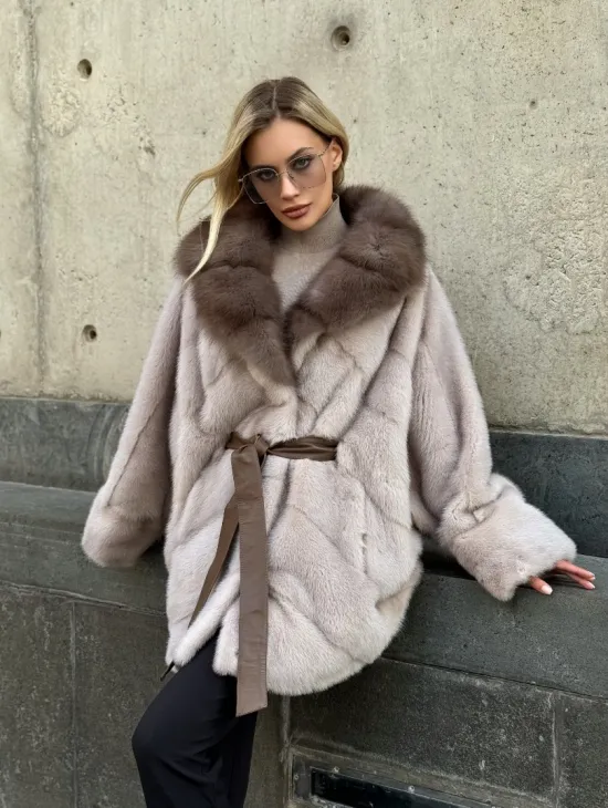 Шуба норковая летучая мышь с воротником куницы - фото 10