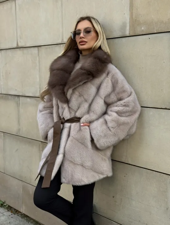 Шуба норковая летучая мышь с воротником куницы - фото 7