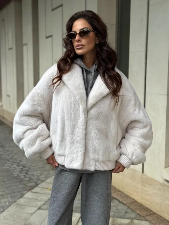 Белый норковый бомбер на резинке - фото 7