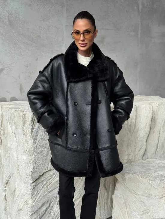 Черная современная дубленка - фото 7
