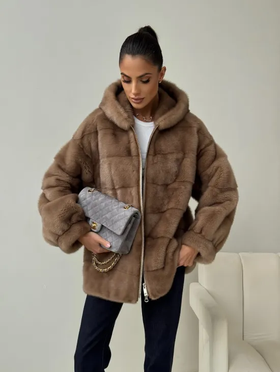 Бежевая норковая куртка с капюшоном - фото 9