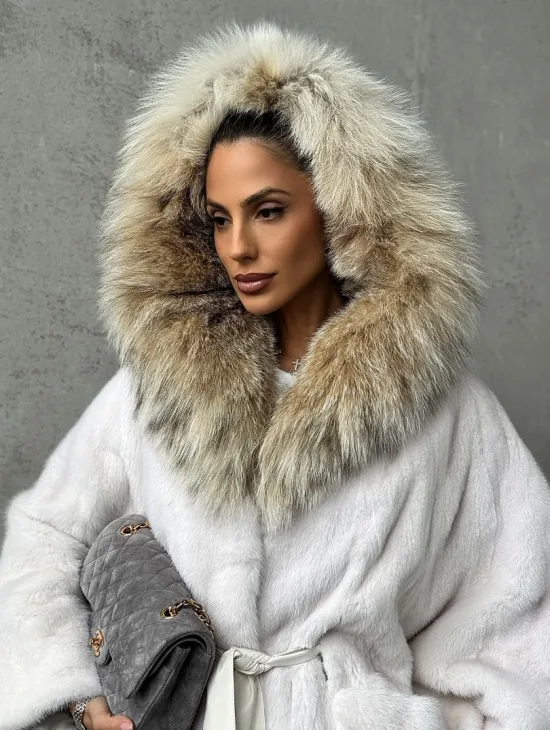 Светлая норковая шуба с капюшоном - фото 1