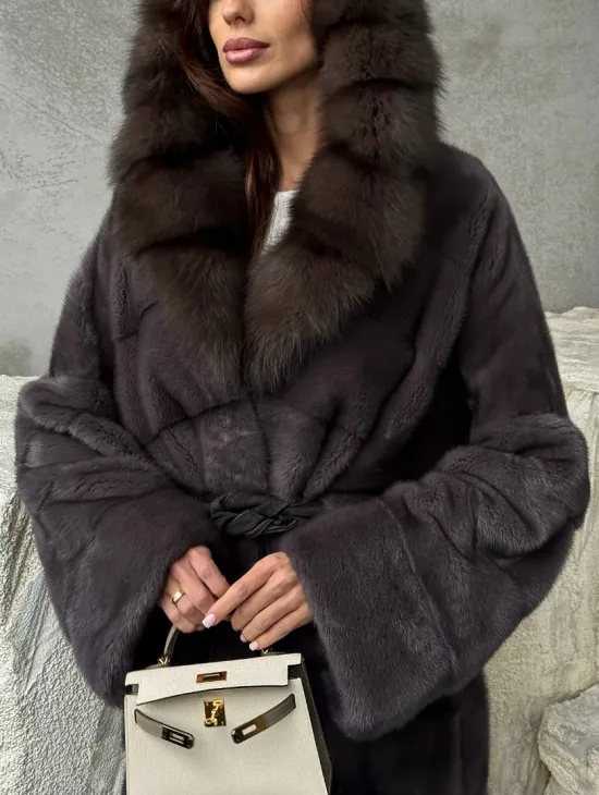 Шуба норковая графитовый ирис с капюшоном куницы - фото 1