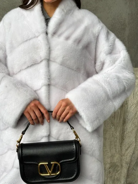 Белая норковая шуба с V-образным воротником - фото 2