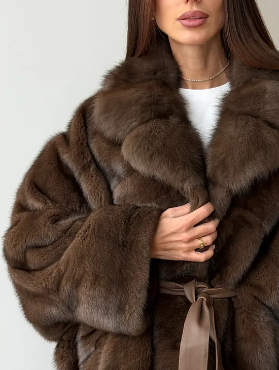 Коричневый полушубок с воротником куницы - летучая мышь - фото 3