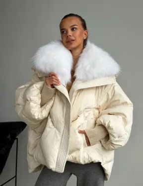 Бежевый зимний пуховик - фото 9