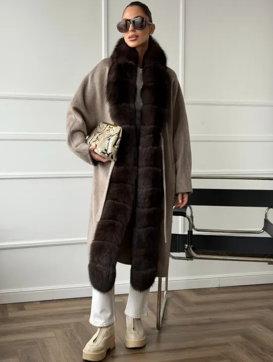 Длинное пальто с мехом финского песца - фото 4