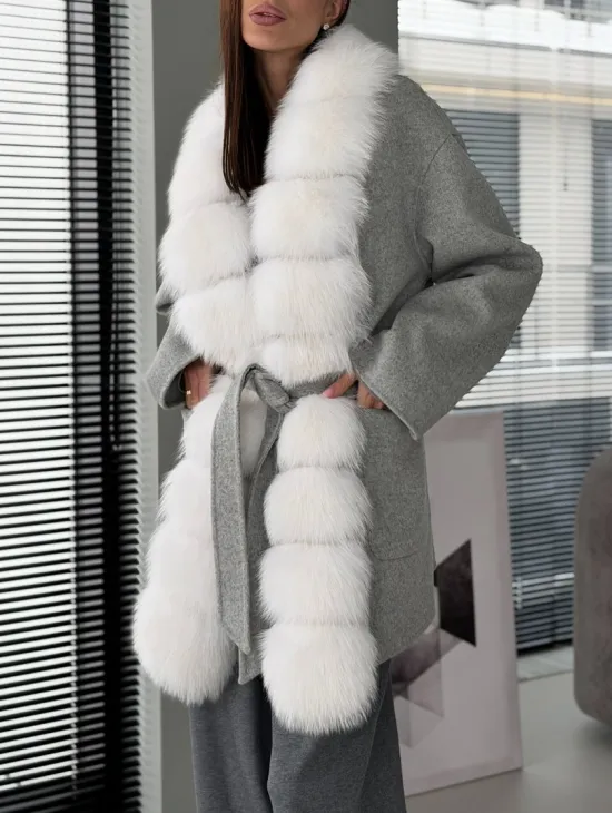 Серое пальто с меховым воротником - фото 5