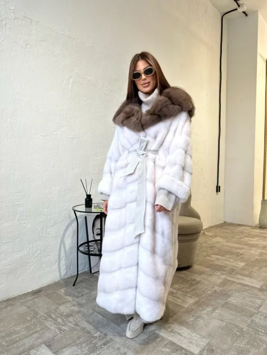 Шуба из плюшевой норки Velvet с капюшоном из меха куницы - цвет белый - фото 2