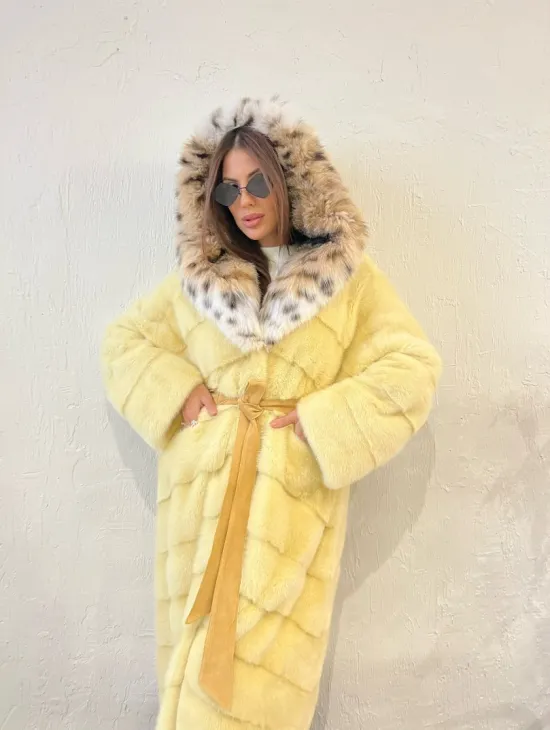 Шуба норковая с капюшоном из меха рыси в лимонном цвете - фото 0